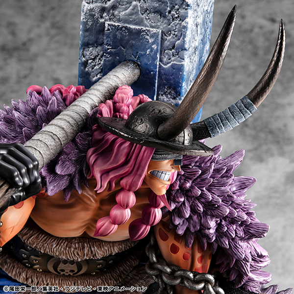 Gros plan officiel de la figurine Loki : visage, cornes, mèches roses, marteau et chaîne