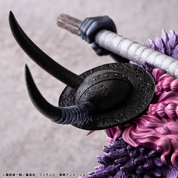 Gros plan officiel des cornes de Loki, de sa coiffure et du manche du marteau Ragnir