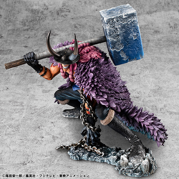 Vue latérale de la figurine Loki, cape déployée et marteau Ragnir en travers des épaules